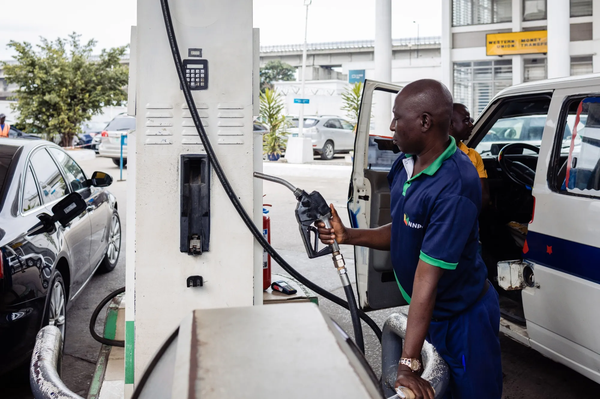 Nigeria Seeks to Reduce Fuel Prices as Election Looms